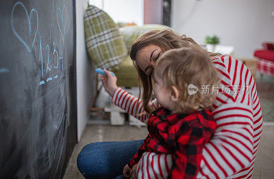 mother work´s and play with her child